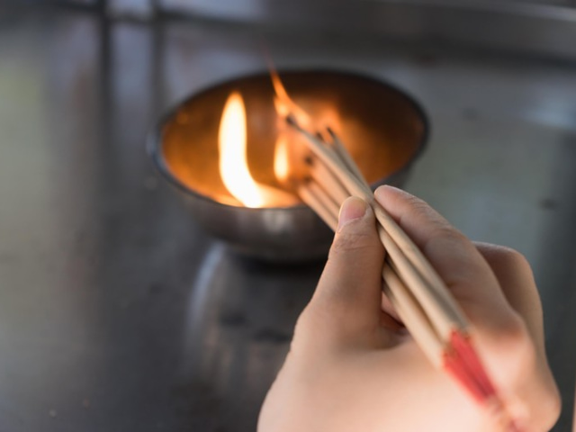 Thắp hương, thờ cúng để cầu may